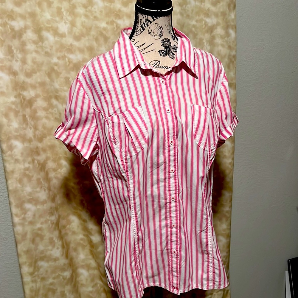 Tommy Hilfiger short sleeve, button down blouse. Front pockets.